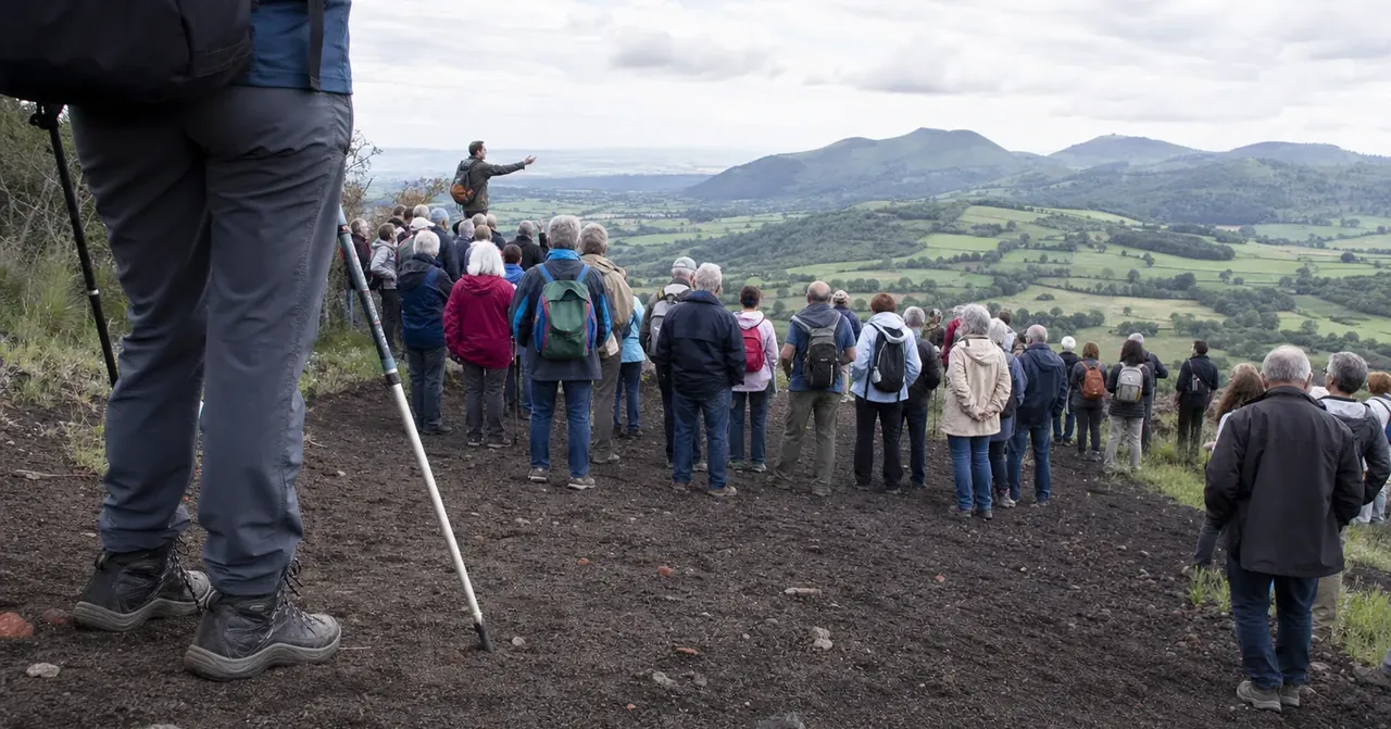 À Gelles, 60 anciens responsables MFR découvrent les volcans d’Auvergne